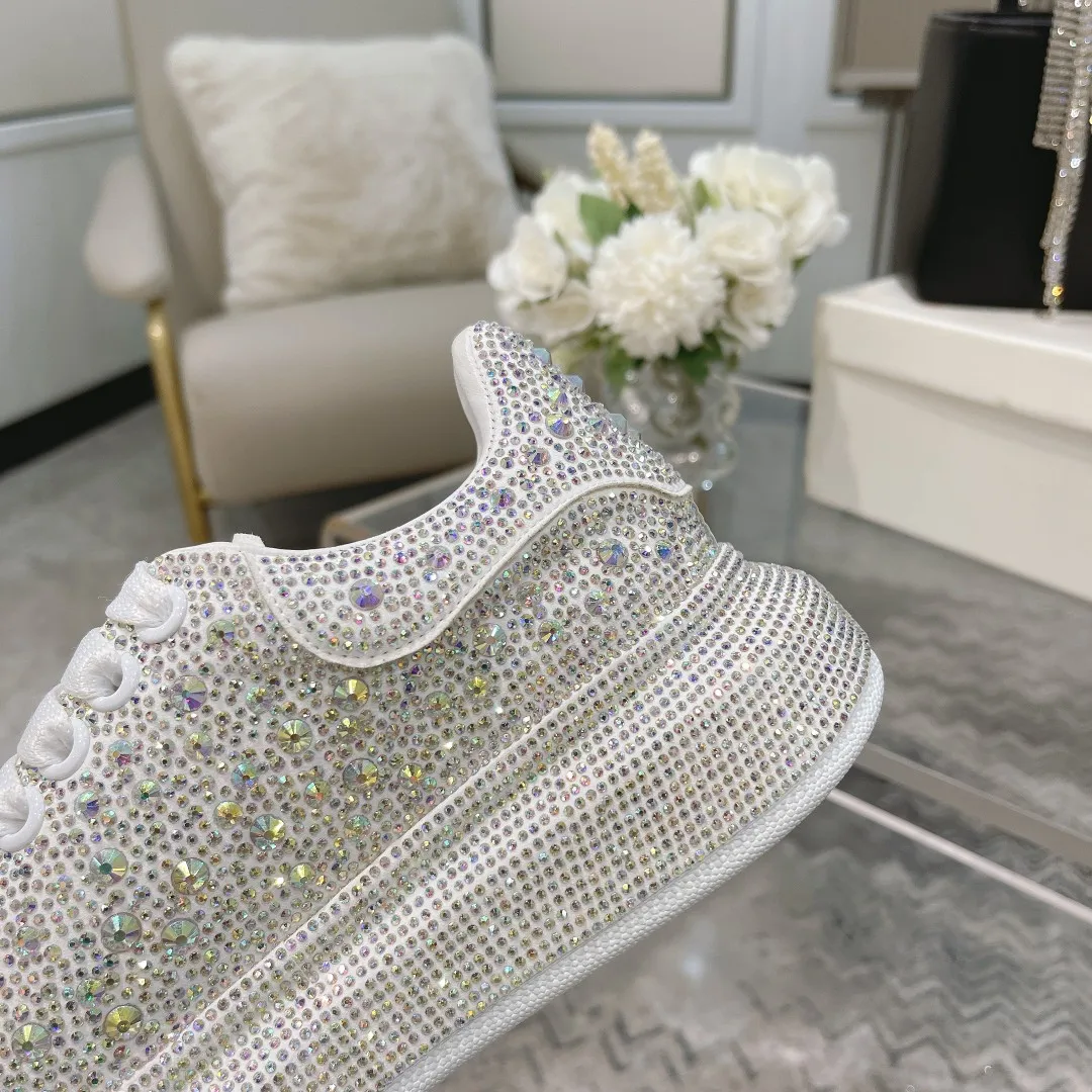 👟👟Ex-factory price 560👟👟 Men's size +10 2025SS McQueen crystal inlaid large and small diamond casual shoes counter original 1:1 production Fabric: imported silk velvet + imported Czech diamonds Lining: sheepskin lining Code number: 35-41 Male 39/44